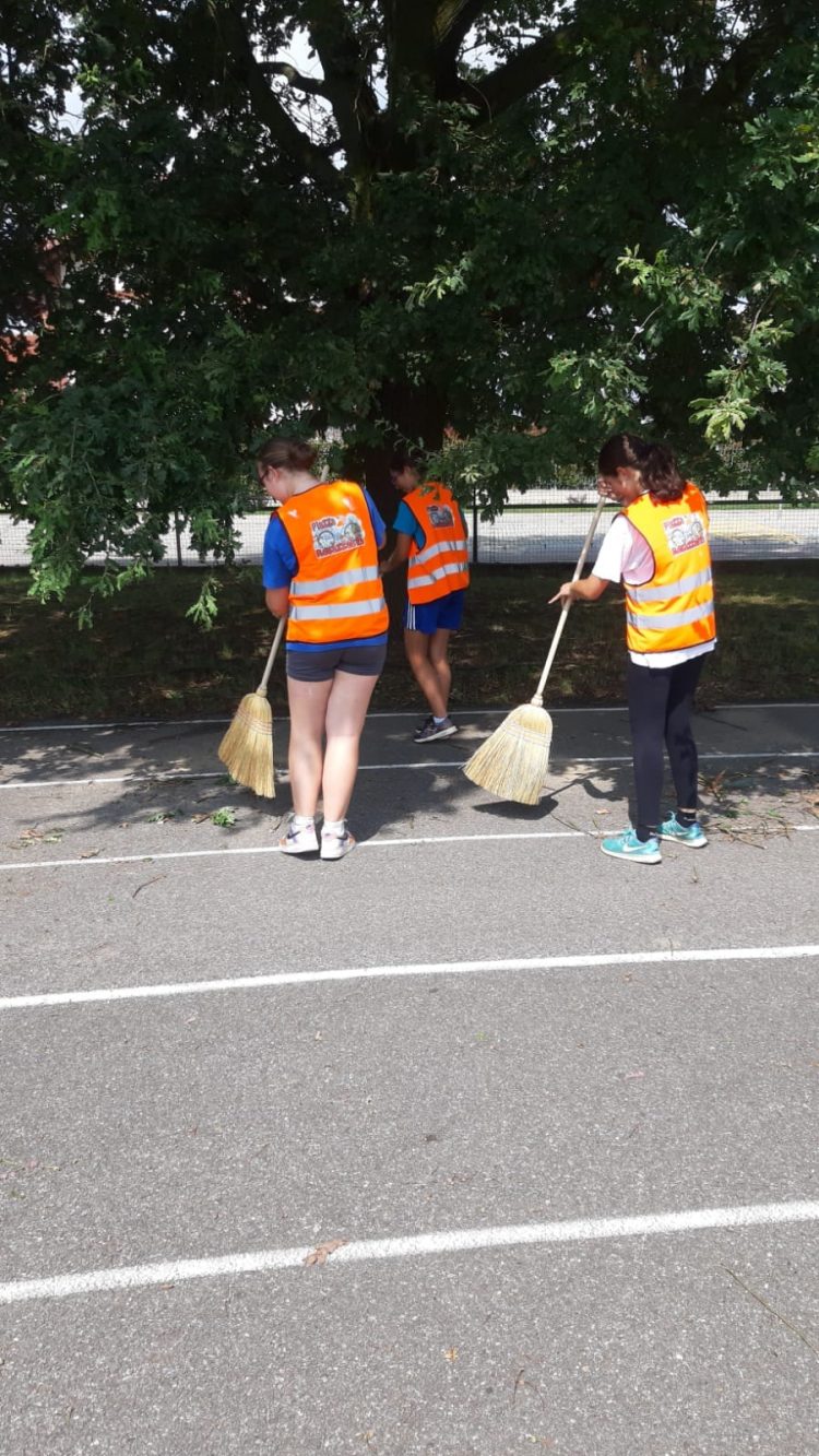 CAMBIANO – I giovani di piazza ragazzabile puliscono i danni del maltempo