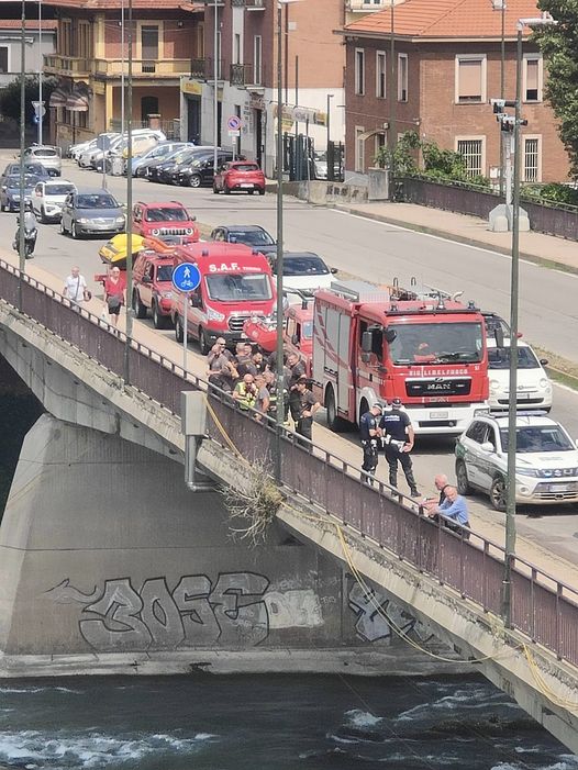 MONCALIERI – Una parte di chiglia di una barca si incastra nel Po