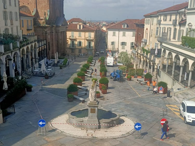 MONCALIERI – Iniziati i lavori in piazza Vittorio Emanuele per la ztl con lo spostamento delle fioriere e panchine