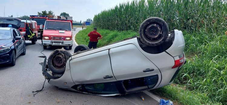 PIOBESI – Una donna si ribalta con l’auto e finisce in ospedale