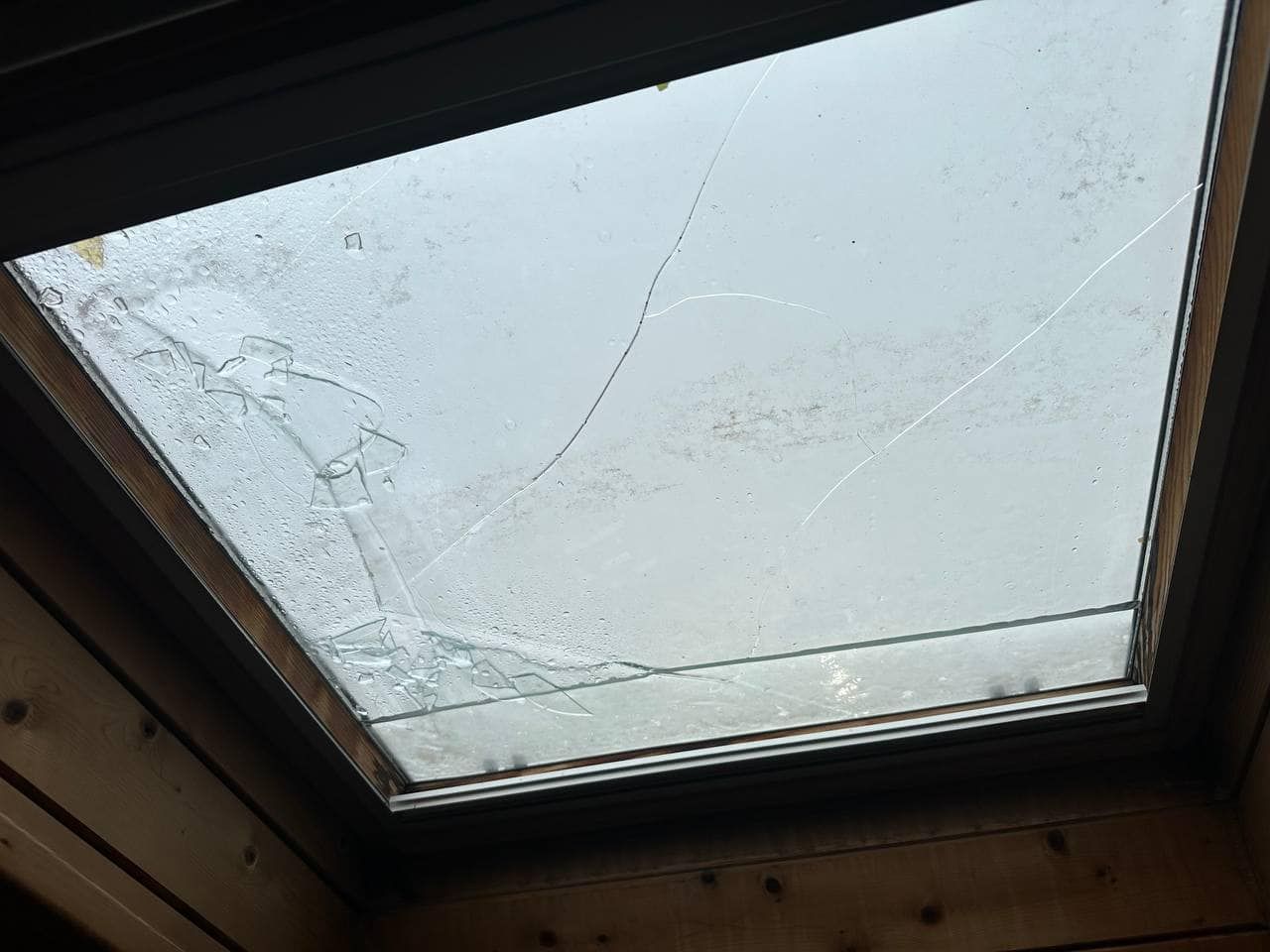 CARIGNANO – L’intensa grandinata danneggia le finestre delle mansarde e dei sottotetti