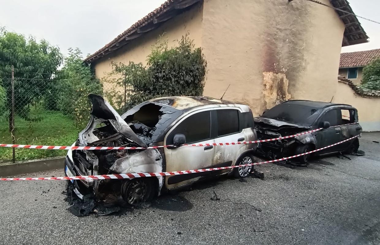 CARMAGNOLA – Due auto bruciate. Si sospetta il dolo
