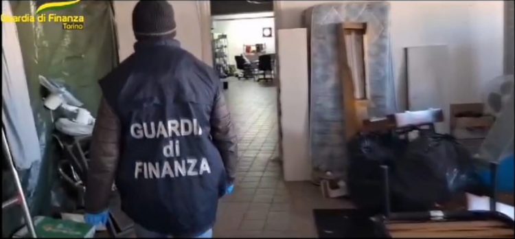 CARMAGNOLA – SANTENA: La Gdf scopre un evasione fiscale da 4 milioni di euro e 28 lavoratori in nero costretti a vivere in un tugurio. Tre gli imprenditori finiti nei guai