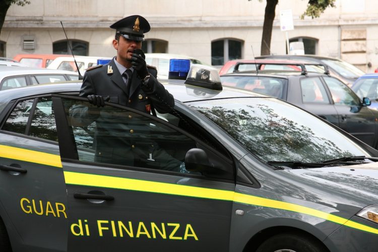 False certificazioni per le mascherine. Finisce nei guai per truffa ed evasione