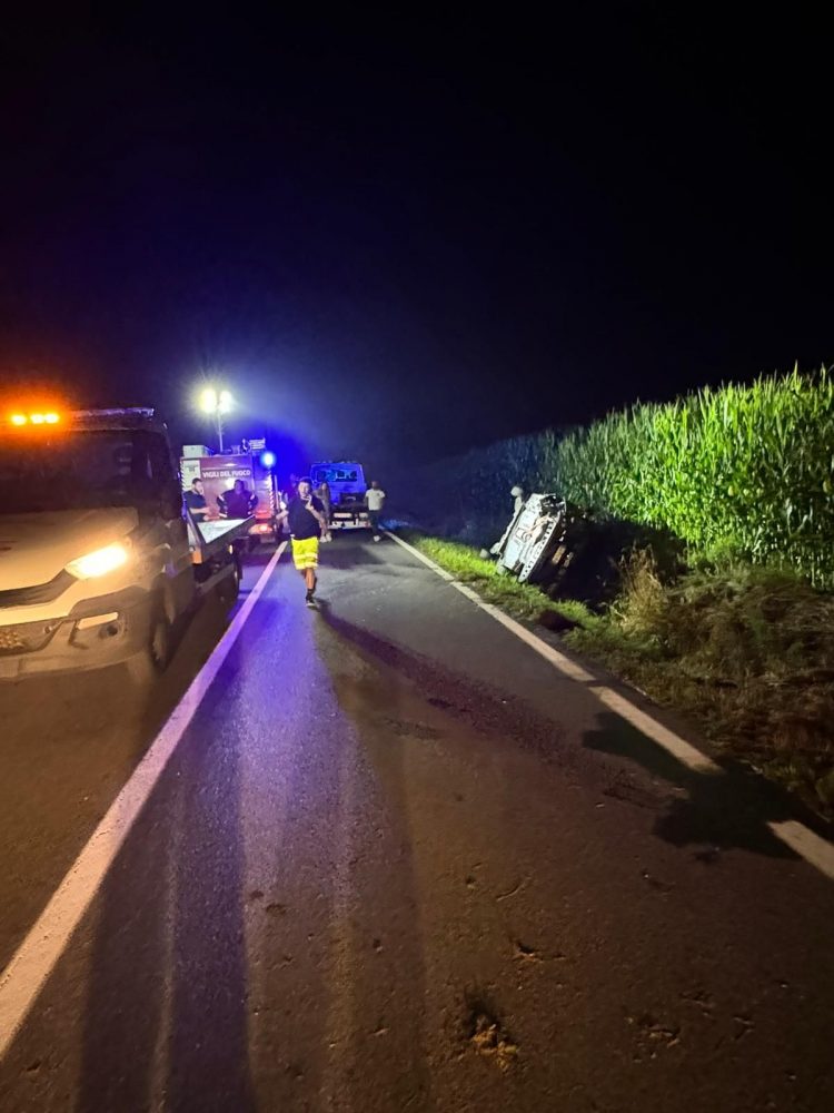 CARIGNANO – Auto si ribalta nel fossato lungo la provinciale per Osasio