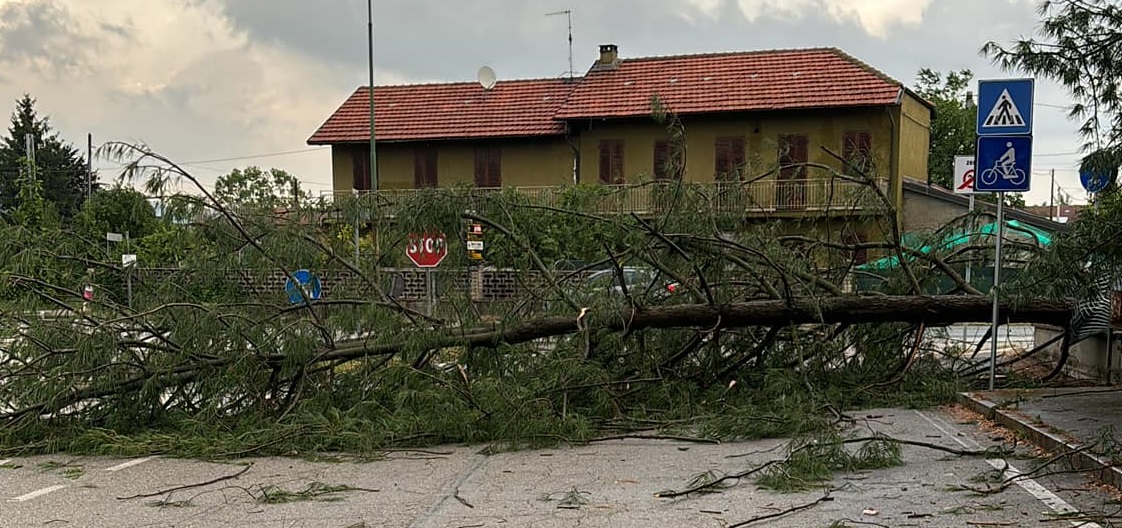 TROFARELLO – La tromba d’aria mette in ginocchio alcune porzioni della cittadina