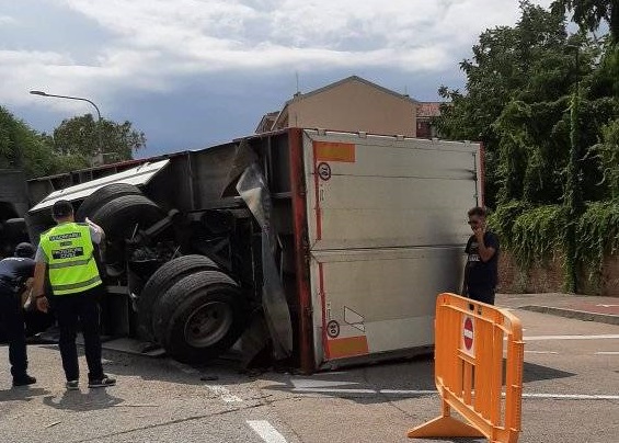 CARIGNANO – Si ribalta rimorchio di un camion, caos in zona Molinetta