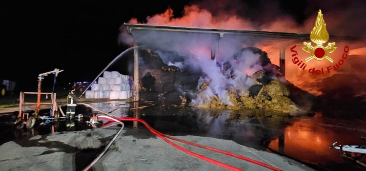 ISOLABELLA – Fienile di un cascinale completamente distrutto da un incendio