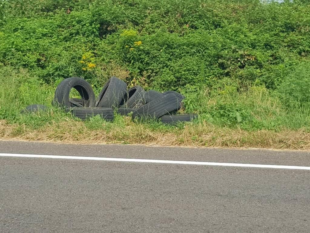 Pneumatici abbandonati in strada a Borgaretto