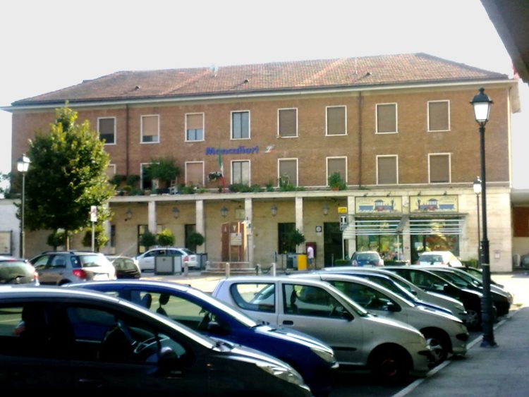 MONCALIERI – 25enne denunciato dopo aver sfasciato una vetrata della stazione ferroviaria