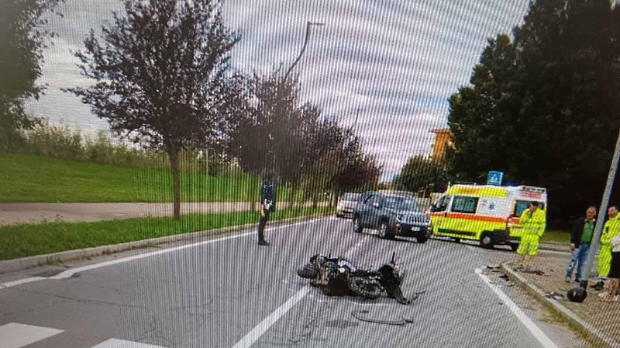 MONCALIERI – Incidente in via Juglaris: 16enne si schianta con il motorino