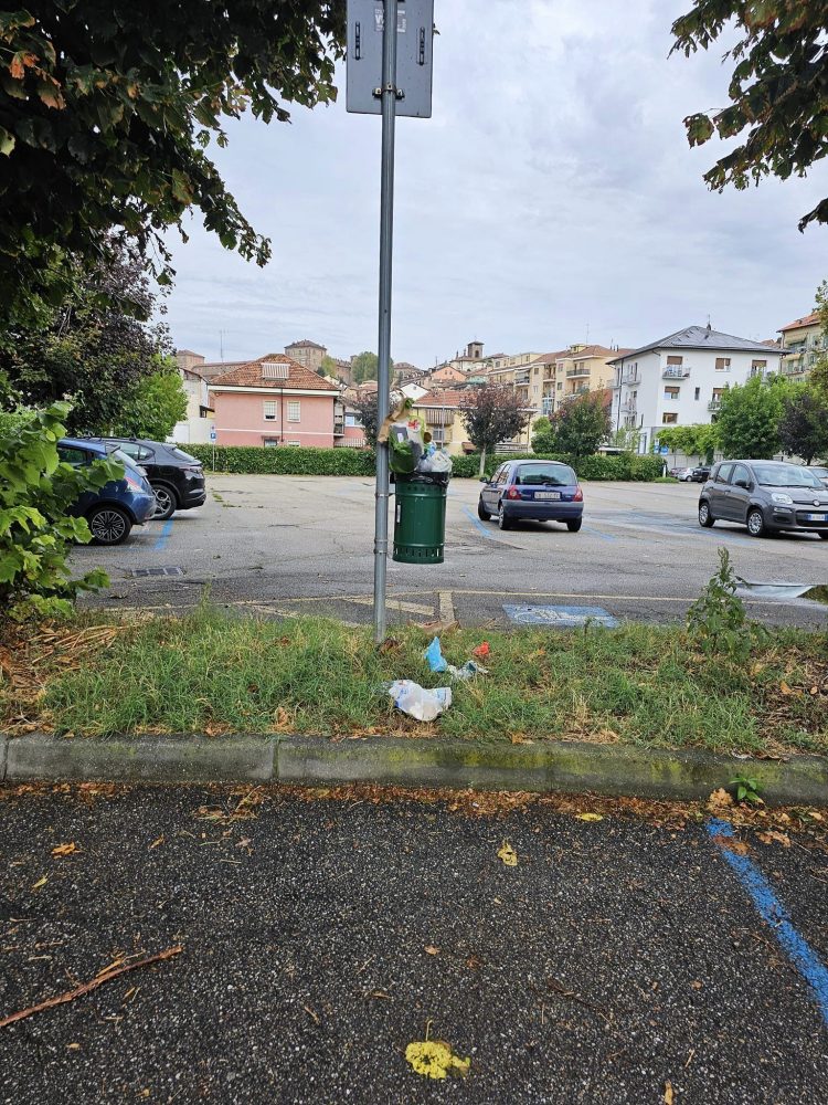 MONCALIERI – Continua il problema dei cestini da passeggio stracolmi di rifiuti