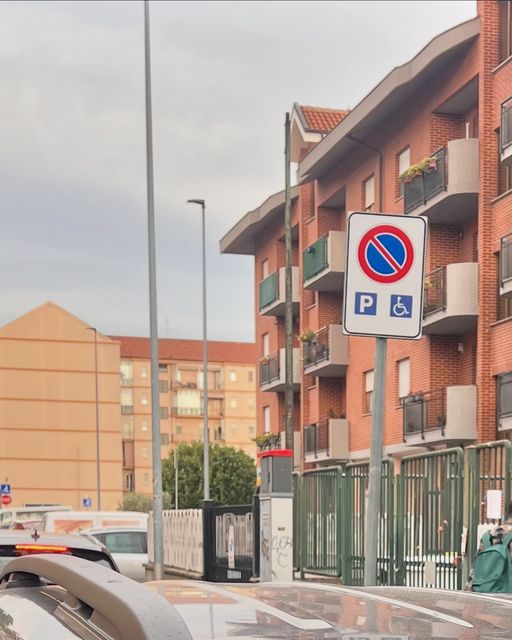 NICHELINO – Parcheggia nel posto disabili senza permesso e insulta l’assessore che lo redarguisce