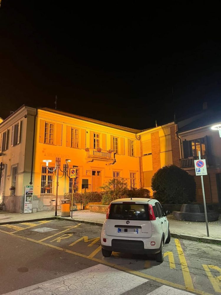 SANTENA – Municipio illuminato di arancione per sostenere le pubbliche assistenze