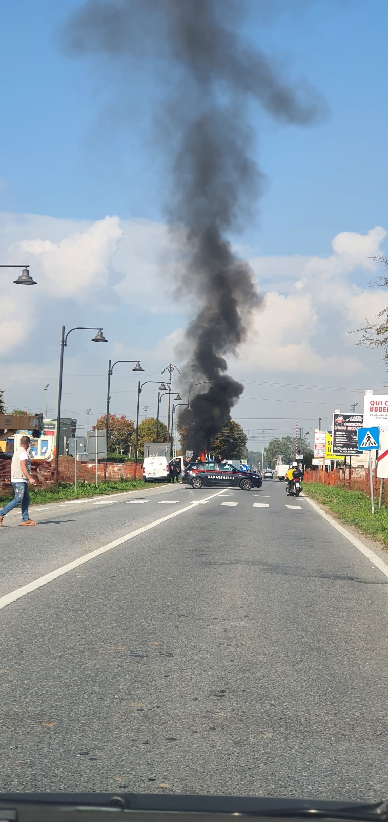 VINOVO – Auto a fuoco al villaggio Dega