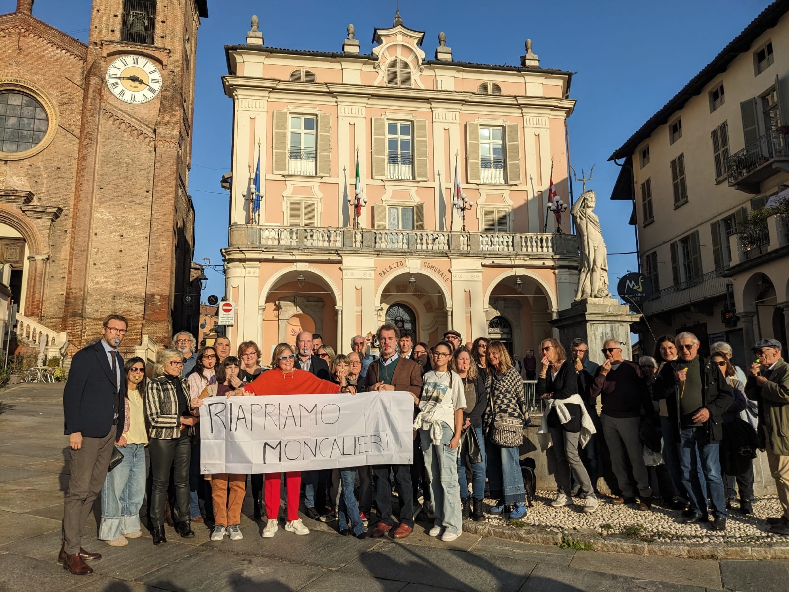 MONCALIERI – Fischietti e striscioni per dire no alla ztl