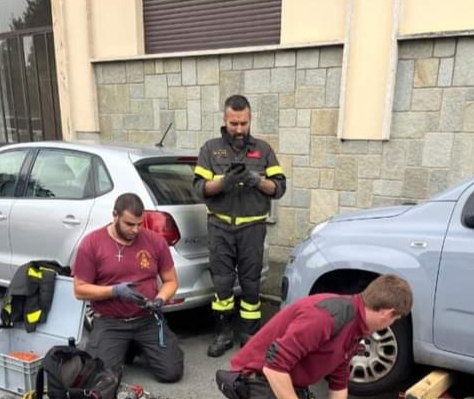 CARMAGNOLA – Gattino bloccato sotto una macchina salvato dai vigili del fuoco