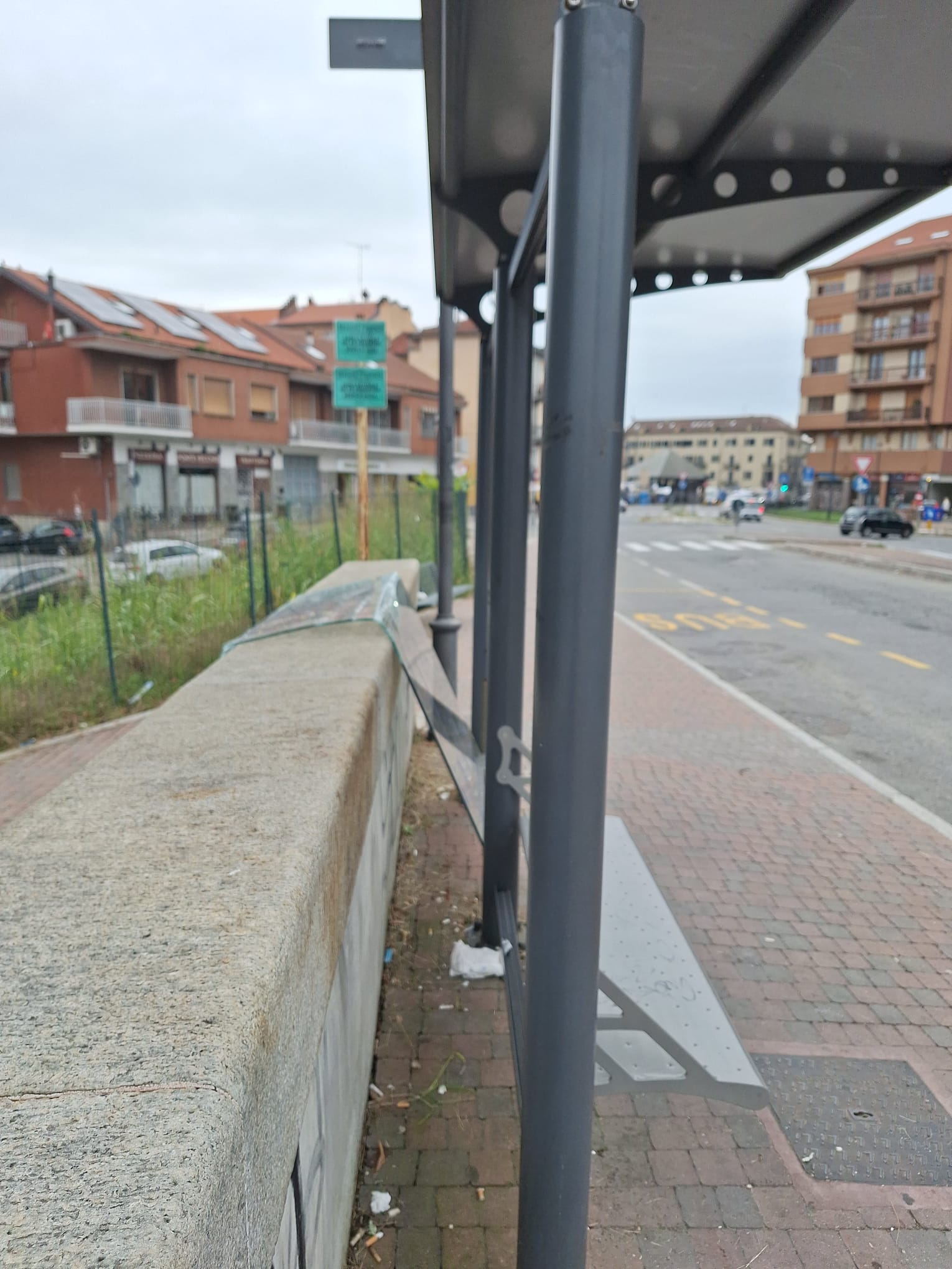 MONCALIERI – Vandali sfasciano la fermata dell’autobus su corso Trieste