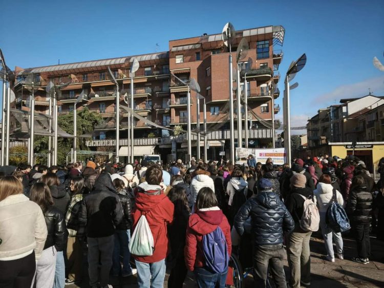 NICHELINO – In piazza Di Vittorio contro la violenza sulle donne