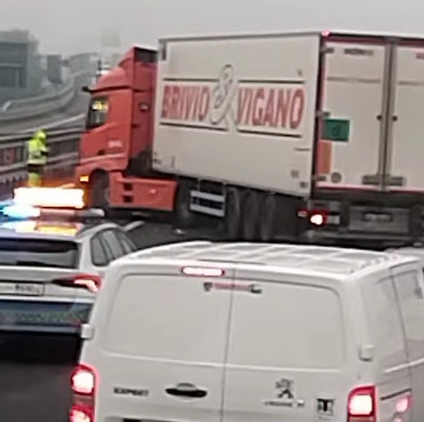 SANTENA – Incidente in tangenziale, camion si intraversa