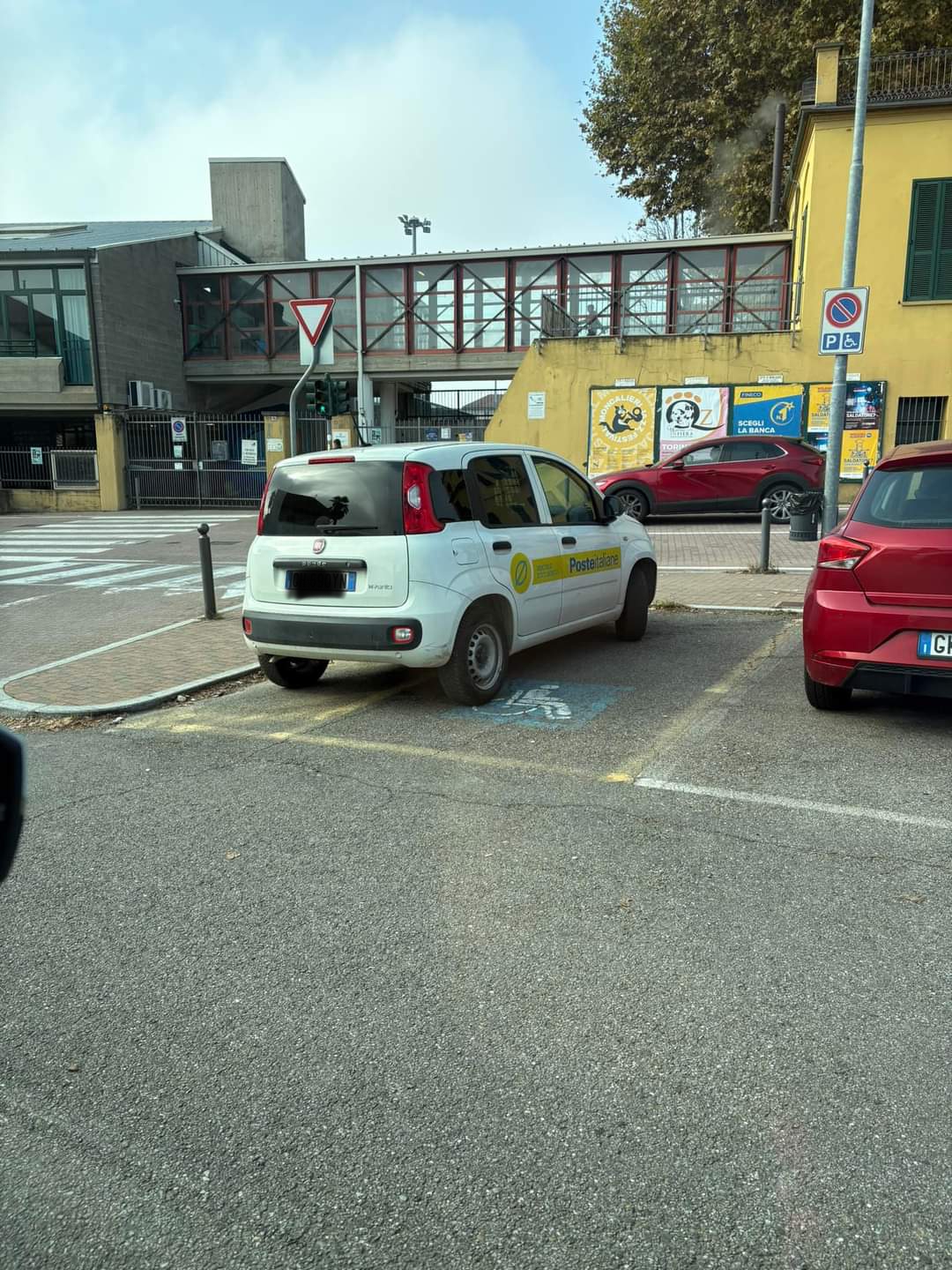 MONCALIERI – Vettura delle Poste sul parcheggio disabili