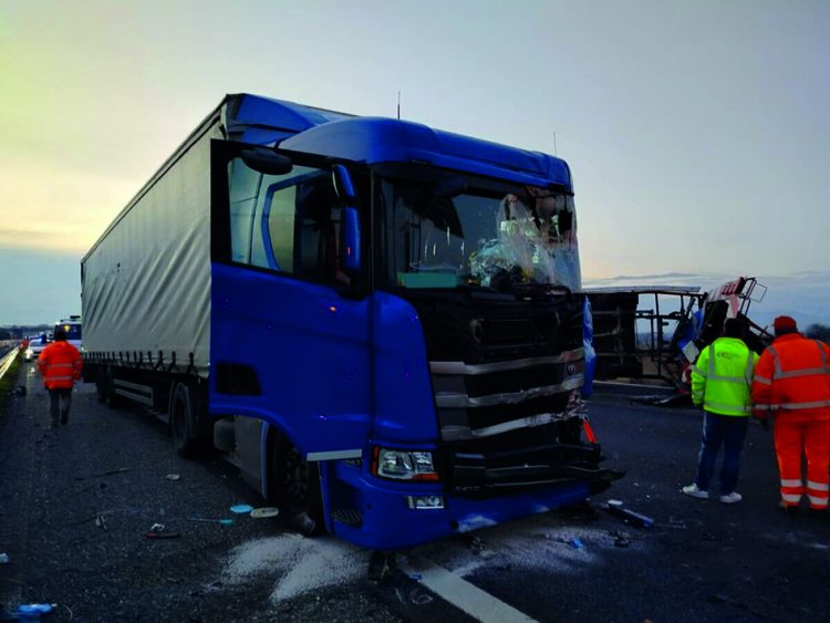 Camion si schianta contro cantiere, autista ferito ricoverato al Cto