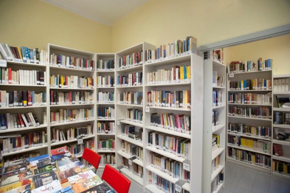 MONCALIERI – Tre mesi per il nuovo tetto della biblioteca di Revigliasco