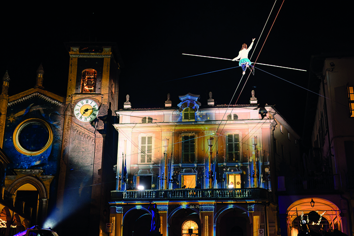 Stasera parte il Natale, videomapping e acrobati in volo sulla piazza