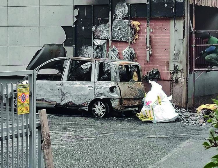 NICHELINO – Auto in sosta distrutta dal fuoco