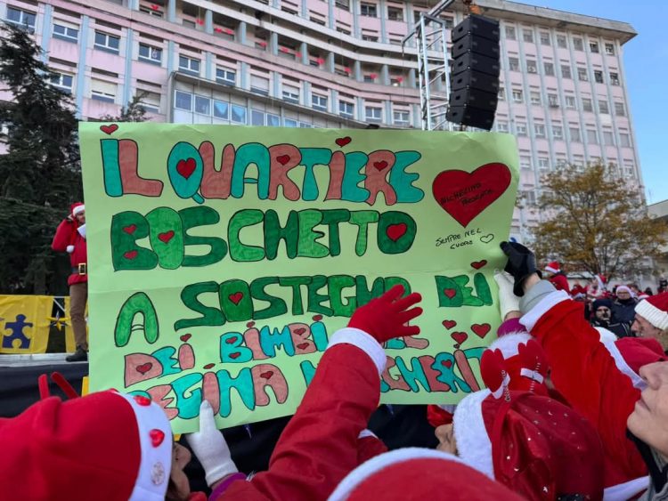 TORINO – In migliaia alla festa dei babbi natale sotto il Regina Margherita