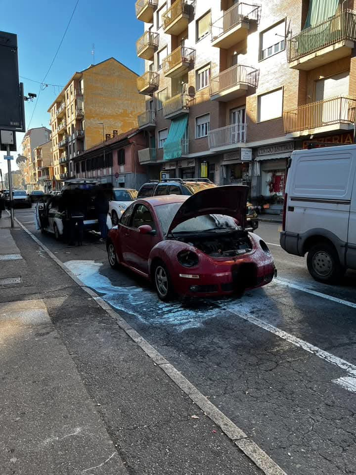 NICHELINO – Auto a fuoco in via Torino