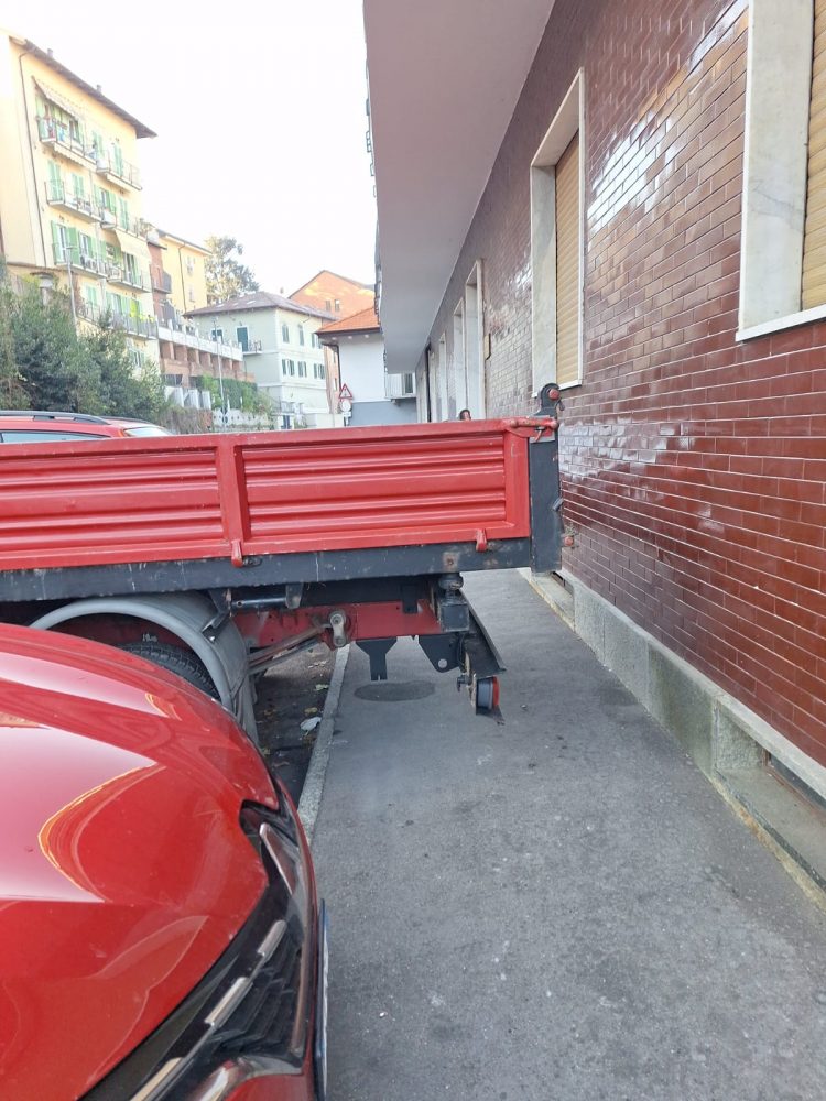 MONCALIERI – Parcheggi selvaggi rendono impossibile la vita ai pedoni