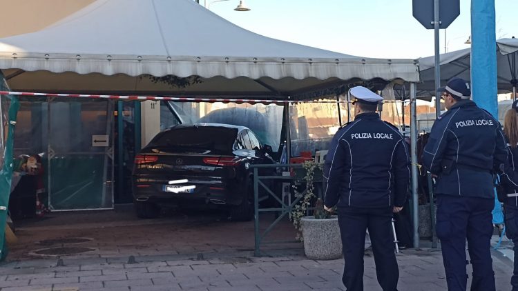 VINOVO – Perde il controllo dell’auto e finisce in un dehor: 4 feriti