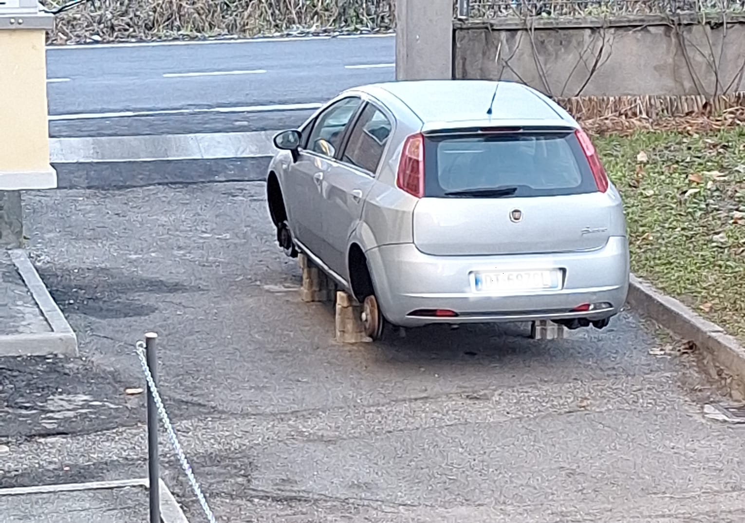 MONCALIERI – Ladri di gomme in Lungo Po Abellonio