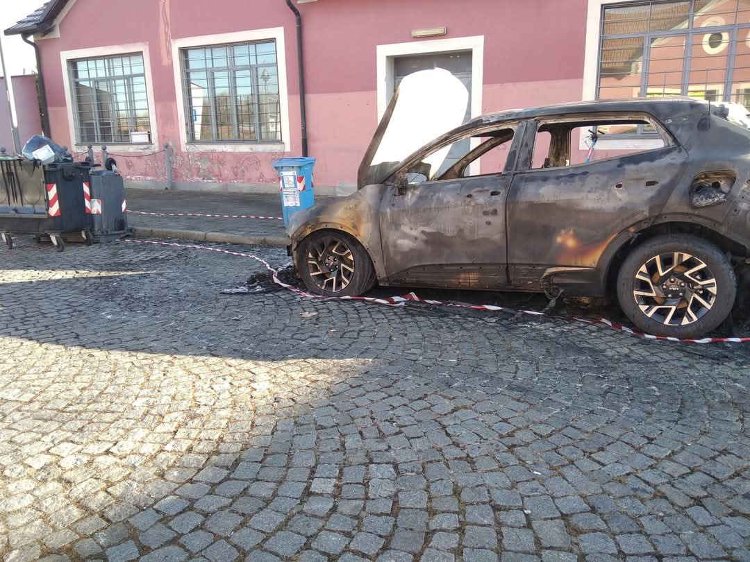 MONCALIERI – A fuoco auto vicino le Fonderie Limone