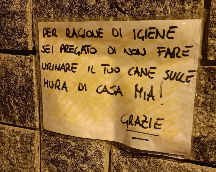 NICHELINO – Ancora maleducazione dei proprietari dei cani: cartelli anti urina sulle case