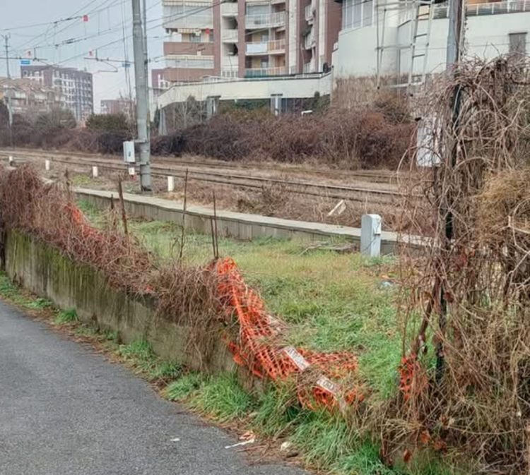 MONCALIERI – In via Pastrengo la poca sicurezza vicino alla ferrovia: chiunque può accedere