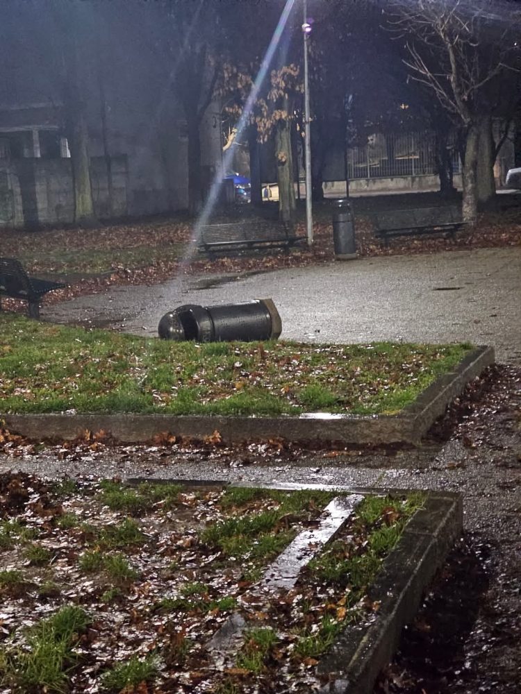 MONCALIERI – Vandali abbattono cestino davanti alla biblioteca