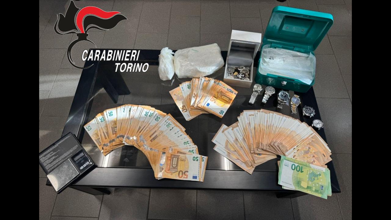 NICHELINO – Confezionava droga e realizzava Rolex falsi, arrestato