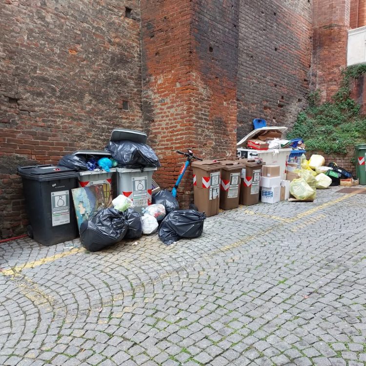 MONCALIERI – Problemi con i rifiuti in vicolo Cotta